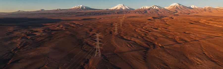 Infraestructura de transmisión eléctrica en territorio desértico