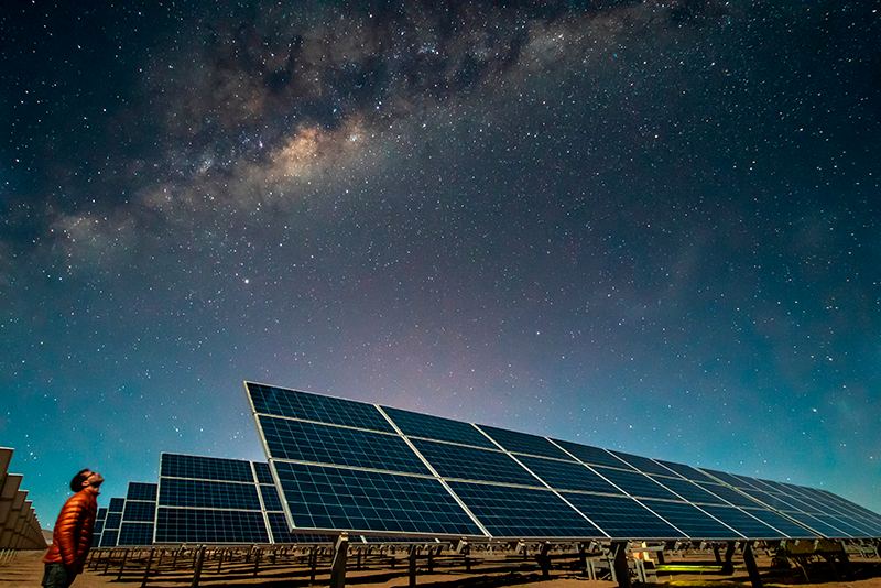Paneles solares fotovoltaicos bajo cielo estrellado