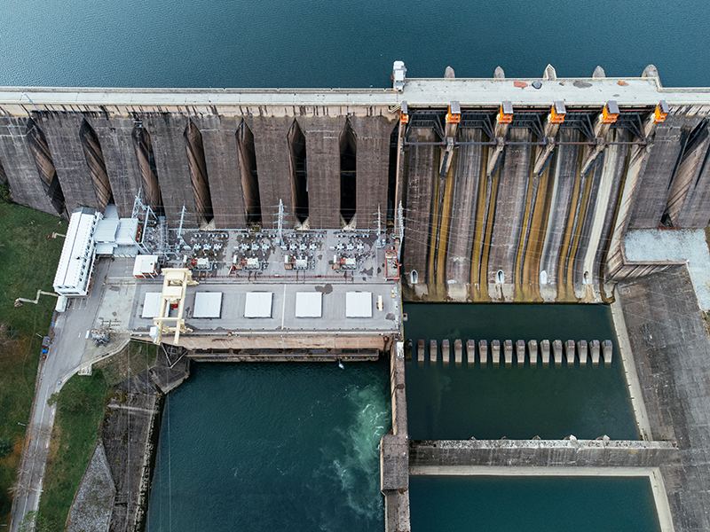 Vista aérea de represa e infraestructura hídrica